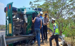 Hilang Kendali, Truk Terguling di Tol Kebakkramat Karanganyar