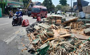 Kecelakaan Adu Banteng Truk Muatan Telur & Pikap di Wonogiri, 1 Orang Meninggal