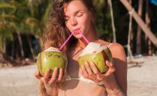 Bolehkah Minum Air Kelapa Setiap Hari saat Cuaca Panas? Ini Penjelasannya