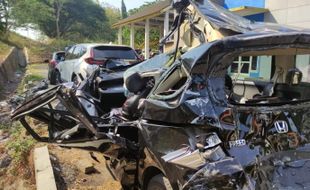 Ngeri! Detik-detik Kecelakaan Beruntun 6 Kendaraan di Tol Semarang