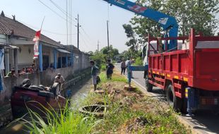 Kecelakaan Tunggal, Mobil Terjun dan Terbalik di Selokan Karangdowo Klaten