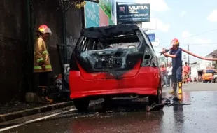 Mobil Milik Anggota TNI Terbakar di Wonosari, Diduga Alami Korsleting