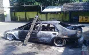 Ditinggal Ibadah, Mobil Warga Solo Ludes Terbakar di Halaman UKSW Salatiga