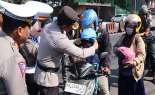 Operasi Zebra Candi 2023 Dimulai, Polres Semarang Bagi-bagi Helm