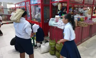 Seru! Siswa SMP Maria Assumpta Belajar sambil Jalan-jalan di Pasar Gedhe Klaten