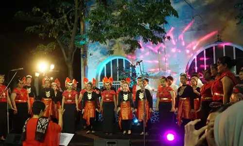 Paduan Suara UKSW Pukau Penonton di Fiesta Folklore Nusantara Semarang