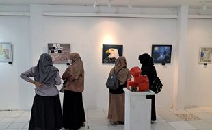 26 Karya Mahasiswa UMS Dipamerkan di Natur Gallery, Ada Lukisan Starry Night