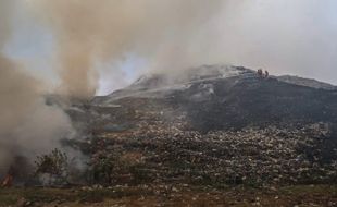 Berjibaku Melawan Kebakaran di TPA Putri Cempo Solo, Ini Ulasannya