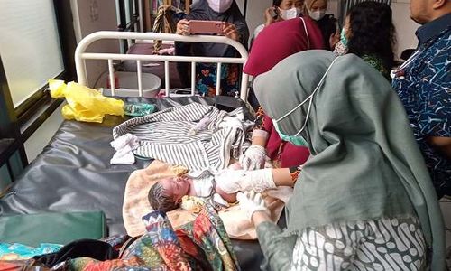 Tega! Bayi Laki-laki Ditinggalkan di Depan Toko Oleh-oleh Semarang