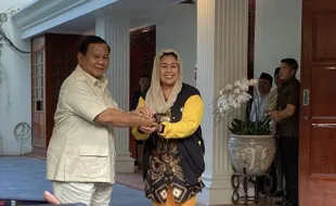 Yenny Wahid Sambangi Kediaman Prabowo Subianto, Umbar Senyum kepada Wartawan