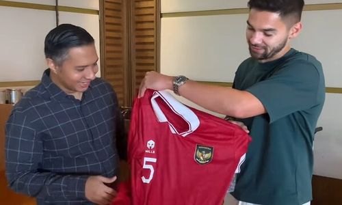 Sandy Berikan Jersey Debut di Timnas kepada Hamdan, Alasannya Bikin Terenyuh