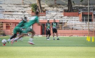 Pelatih Baru Persebaya Josep Gombau Langsung Pantau Latihan Setibanya di Klub