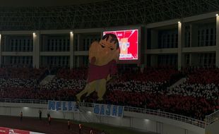 Koreografi Fan Persis di Derbi Jateng, Ada Gambar Sincan & Tulisan Hello Gajah