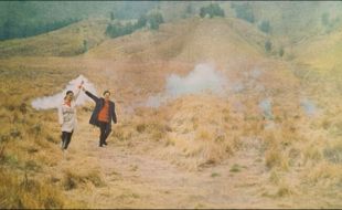 Apa itu Flare untuk Foto Prewedding yang Jadi Pemicu Kebakaran Gunung Bromo