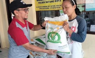 158 Warga Sambong Batang Terima Bantuan Beras