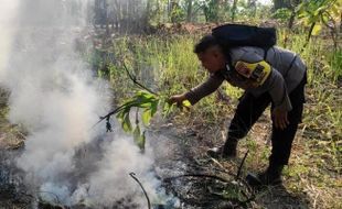 Heroik! Aksi Polsek Grobogan Padamkan Api di Kawasan Hutan Desa Lebak