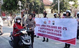 Polwan Polres Grobogan Bagikan Cokelat kepada Pengguna Jalan