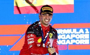 Carlos Sainz Pamit dari Ferrari Akhir 2024, Digantikan Hamilton