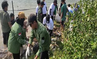 Pandawara Ajak Warga Bersihkan Sampah di Kampung Nelayan Tambarejo Semarang