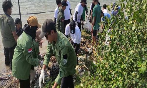 Pandawara Ajak Warga Bersihkan Sampah di Kampung Nelayan Tambarejo Semarang