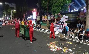 Pesta Perpisahan Ganjar, Sampah Berserakan di Jalan Pahlawan Semarang