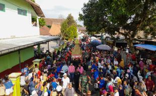 Meriah! 30.000 Apam Kukus Keong Emas Ludes Jadi Rebutan di Banyudono Boyolali