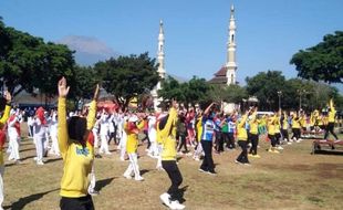 Meriah, Ratusan Warga Temanggung Ikuti Senam Massal Peringati Haornas