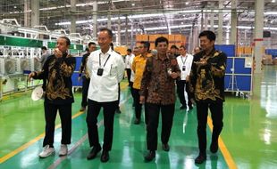 Kunjungi Pabrik AC Sharp Indonesia, Menperin Berikan Apresiasi