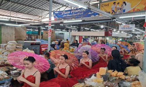 Unik! Tari Balet dan Wayang Ditampilkan di Pasar Gede Solo