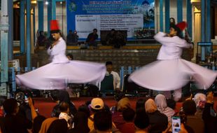 Seratusan Orang Tonton Tari Sufi dan Ketoprak Sekaten di Masjid Agung Solo