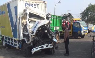 Truk Ekspedisi Tabrak Truk Pengangkut Sapi di Tol Ngawi, 1 Orang Meninggal