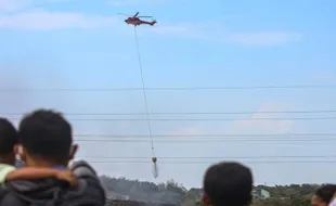 Helikopter Super Puma Water Bombing Putri Cempo Solo Jadi Tontonan Warga