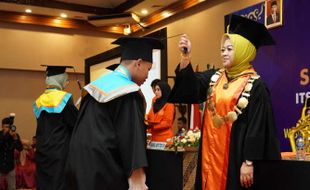 ITS PKU Muhammadiyah Surakarta Mewisuda 344 Lulusan, Rektor: Teruslah Belajar