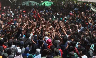 Meriah! Ribuan Orang Menyemut demi Sepotong Apam Yaa Qawiyyu di Jatinom Klaten