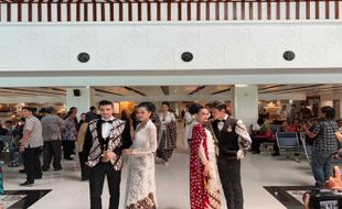 Begini Keseruan Para Model Berlenggok Pakai Batik di Bandara Adi Soemarmo Solo