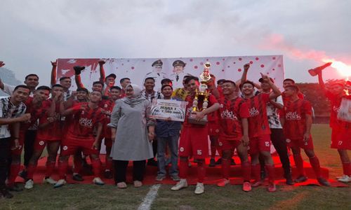 Selamat! Tim Sepak Bola Gemolong Juara Bupati Sragen Cup 2023 Lewat Adu Penalti