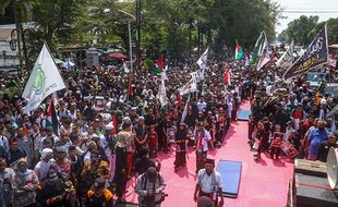 Aksi Solidaritas Ribuan Umat Islam Bela Palestina di Gladak Solo