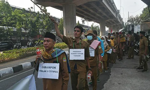 Puluhan Guru Honorer PAI Asal Bekasi Aksi Jalan Kaki Menuju Istana Negara