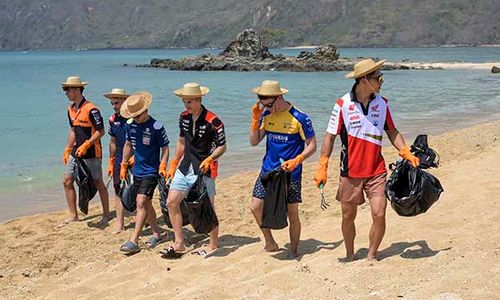 Aksi Pembalap MotoGP Bersih Pantai dan Tanam Terumbu Karang di Lombok