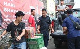 PMI Solo Salurkan Bantuan Logistik ke Pos Kebakaran Gunung Lawu via Candi Cetho