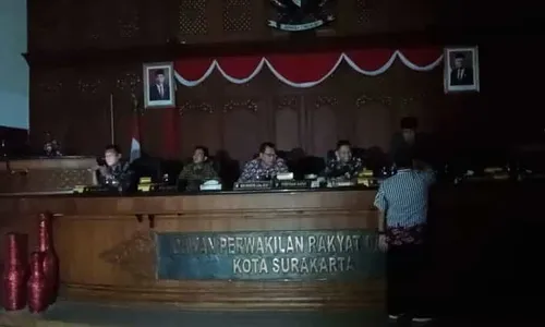 Wawali Solo Pegangi Lampu Saat Listrik Padam di Rapat Paripurna DPRD