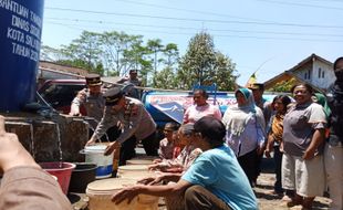 Terdampak Kekeringan, Randuacir Salatiga Dapat Bantuan Air Bersih dari Polres