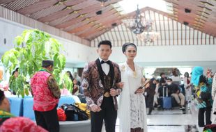 Semarakkan Hari Batik Nasional, Bandara Adi Soemarmo Gelar Fashion Show