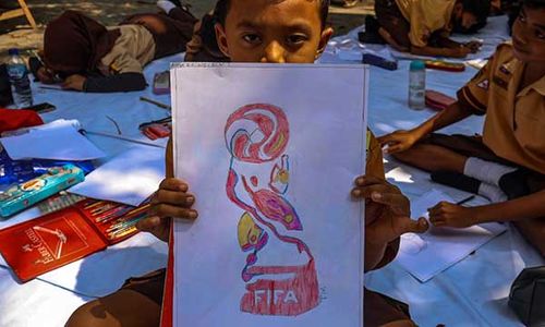 Sambut Event Sepak Bola Dunia, Siswa SD di Solo Gambar Logo Piala Dunia U-17