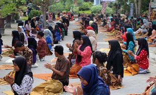 Peringati Hari Batik, Siswa SMKN 1 Rota Bayat Klaten Gelar Tari & Fashion Show