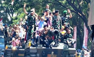 Parade Kendaraan Tempur Meriahkan HUT TNI di Kodam Diponegoro