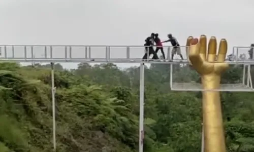 Sebelum Wisatawan Jatuh, Jembatan Kaca Limpakuwus Banyumas Banyak Dikeluhkan