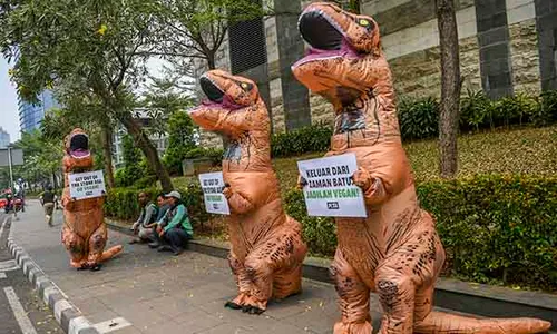 Aksi Dinosaurus Kampanye Gaya Hidup Vegan di Jakarta