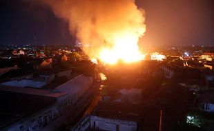 Penampakan Kobaran Api dari Kebakaran Gudang Rosok di Pasar Kliwon Solo