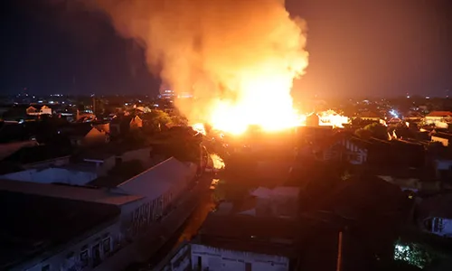 Penampakan Kobaran Api dari Kebakaran Gudang Rosok di Pasar Kliwon Solo